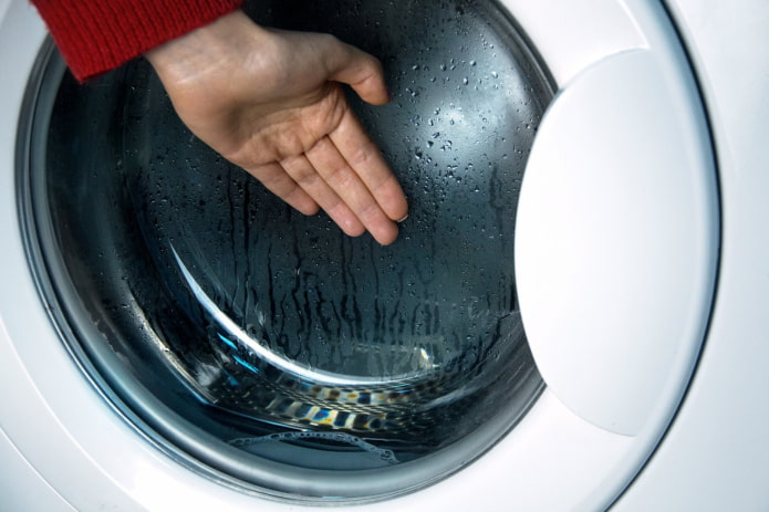 Slēgtas veļas mazgājamās mašīnas durvis