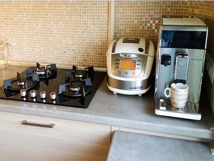 طباخ متعدد وآلة صنع القهوة على سطح الطاولة