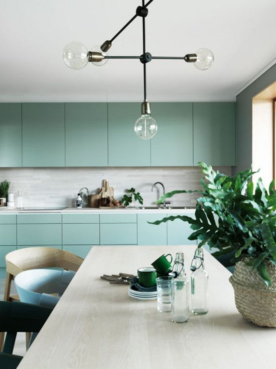 minimalistická barevná kuchyň
