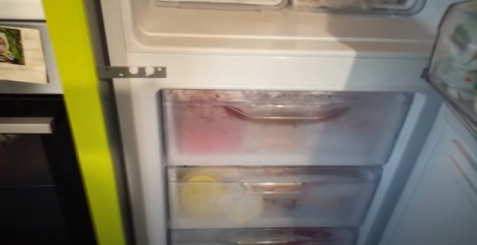 pastatyti nestatytą šaldytuvą