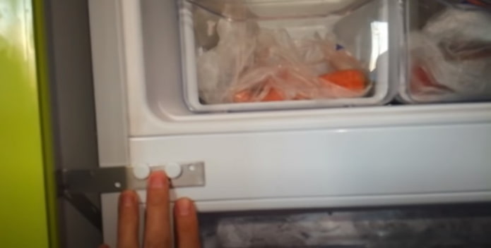 ako postaviť chladničku