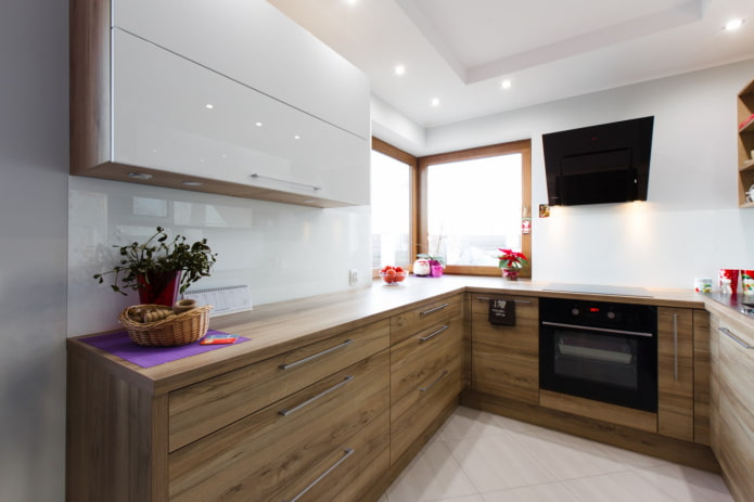 кухня с дървени и бели фасади
