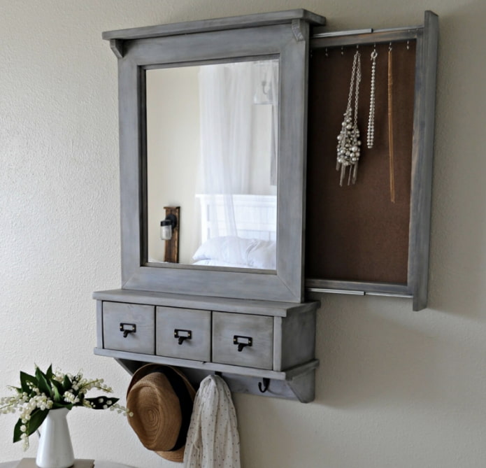 окачен шкаф с огледало