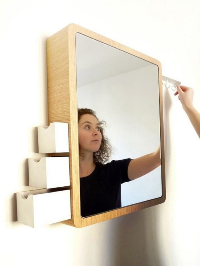 окачен шкаф с огледало