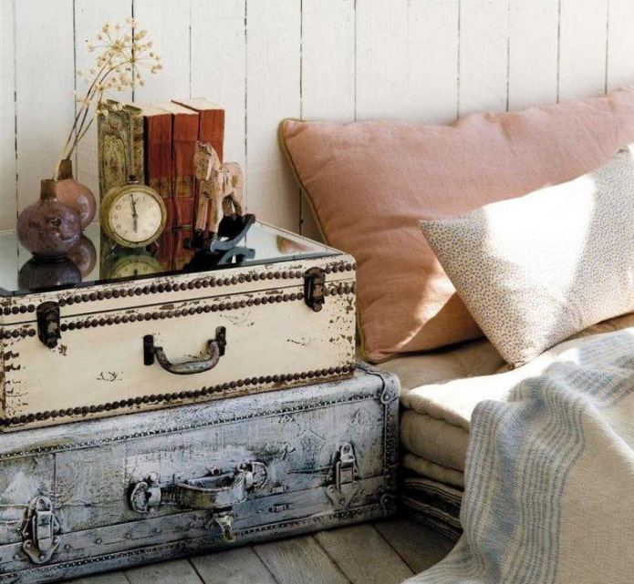 vanhat matkalaukut yöpöydinä
