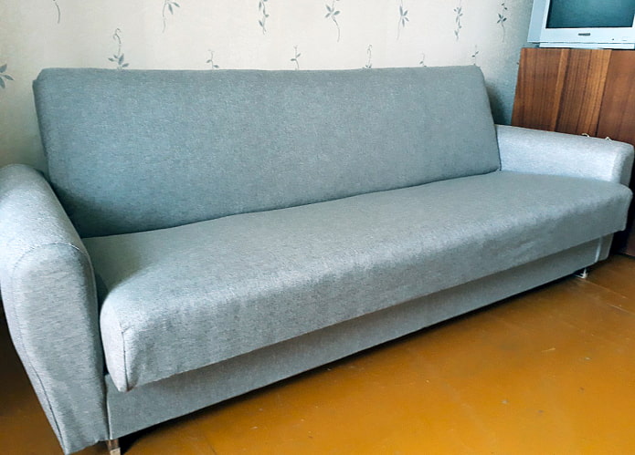 Įtempta sovietinė sofa