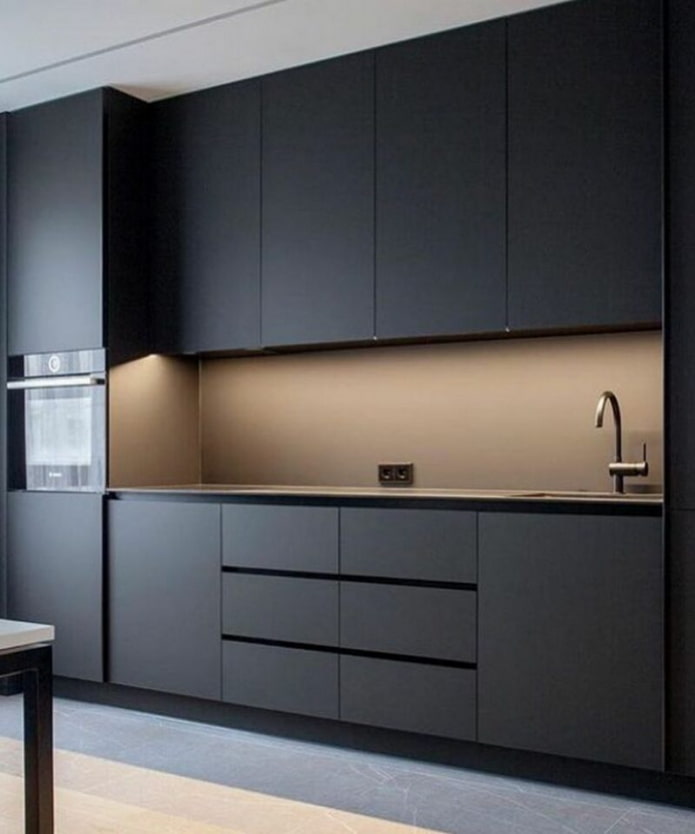 virtuve melnā krāsā