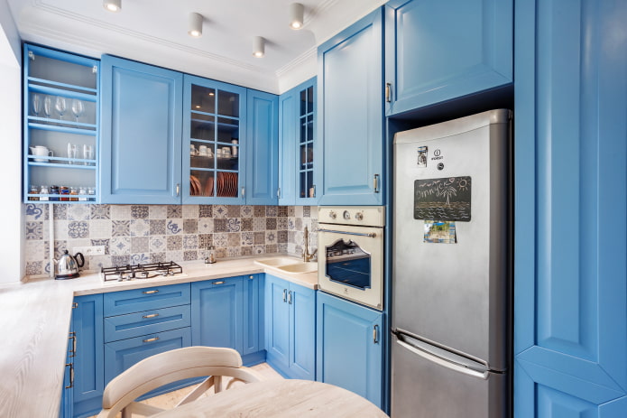 u-muotoinen sininen keittiö