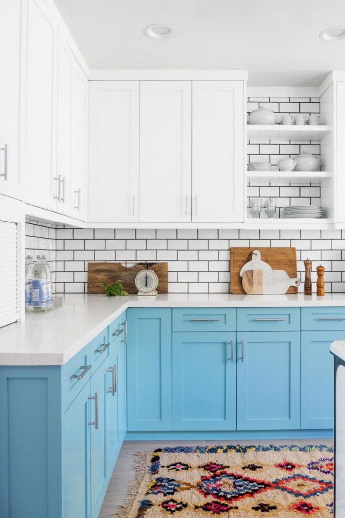 двуцветна синя кухня