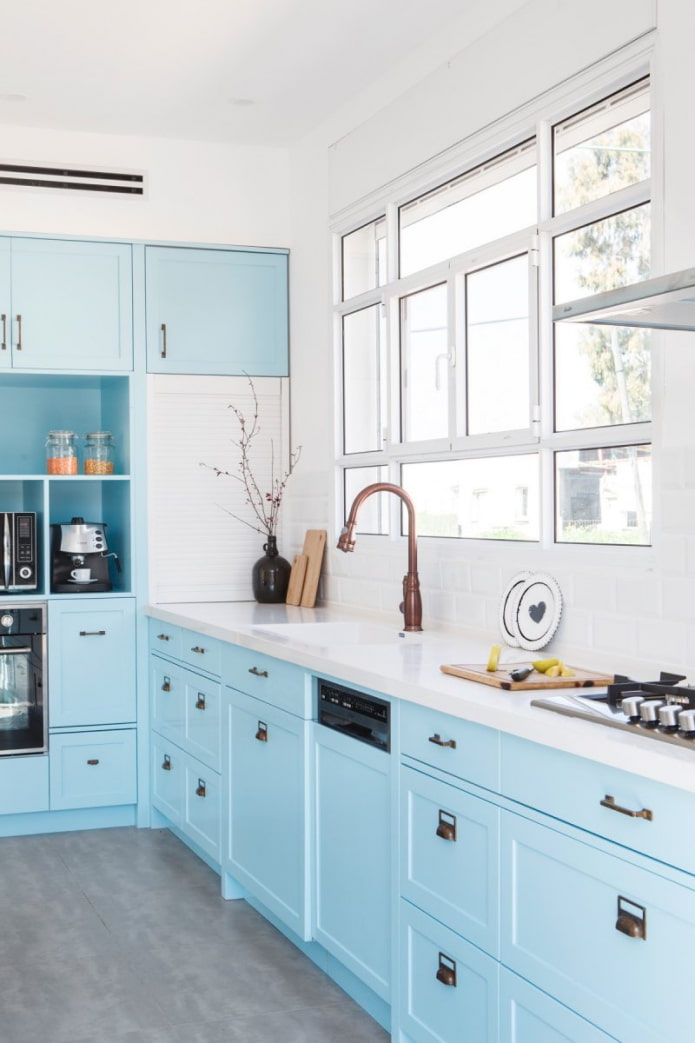 šviesiai mėlyna virtuvė