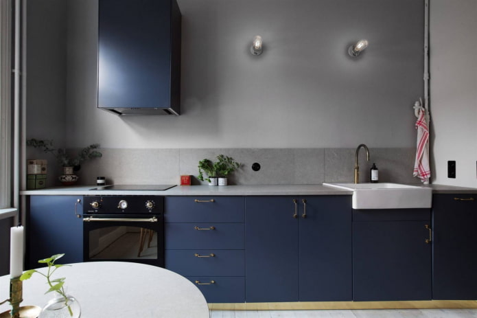 sivá zástera v modrej kuchyni