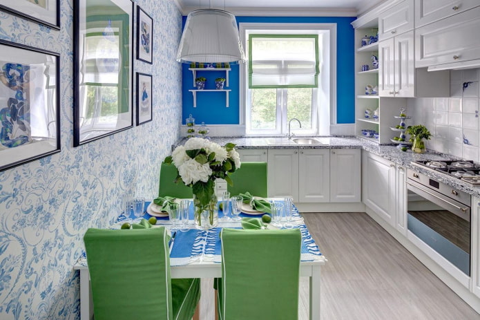 mėlynai žalios spalvos virtuvės interjeras