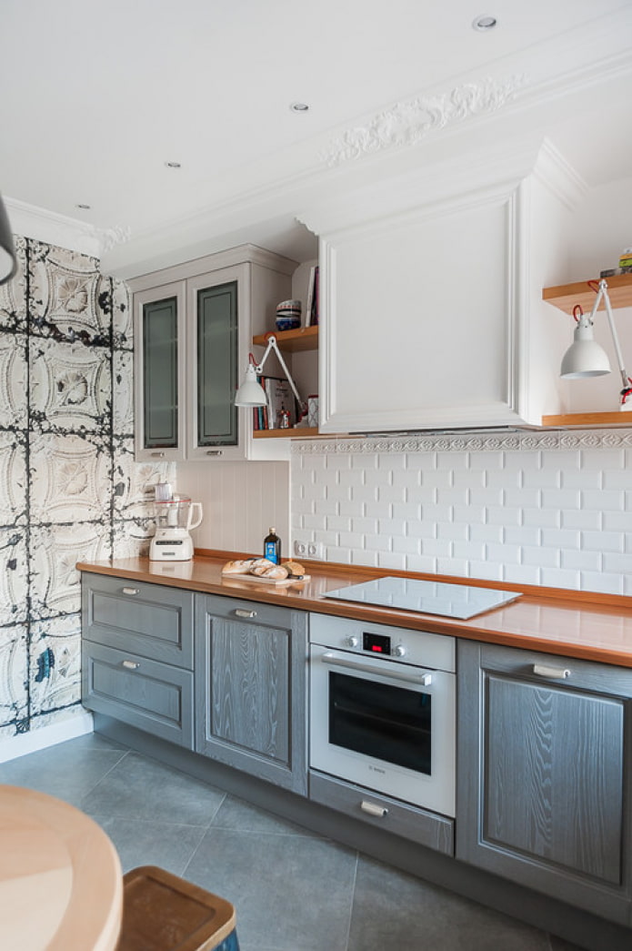 grijze keuken met houten aanrechtblad