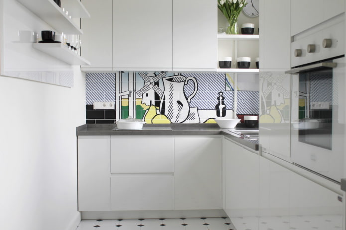 Fototryk på fliser i et hvidt køkken