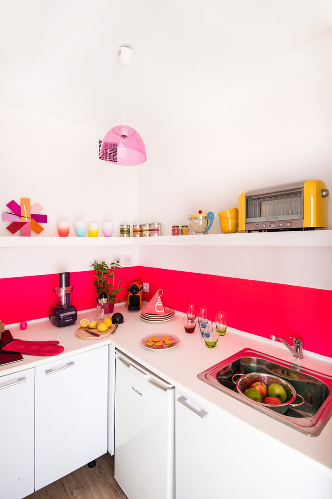 Vaaleanpunainen esiliina valkoisessa keittiössä
