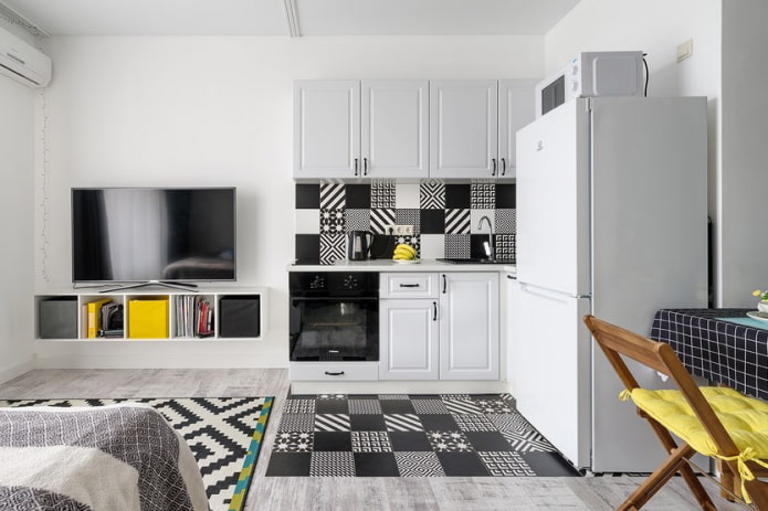 Siyah beyaz desenli mutfak-oturma odası
