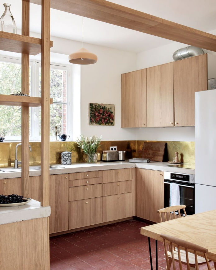 Bucătărie Ikea și șorț din alamă
