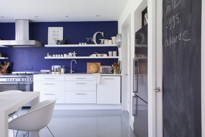 Mur bleu, armoires et étagères blanches