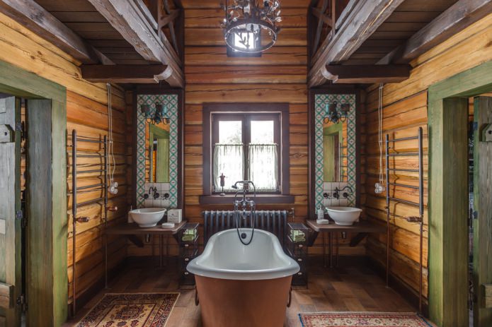 koupelna zakončená dřevem s prvky z tepaného železa