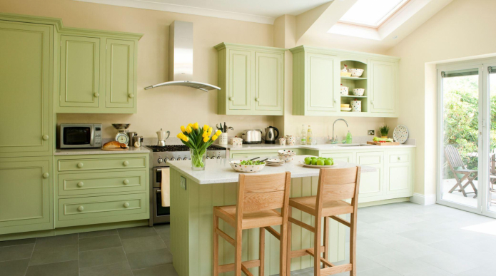 žalia virtuvė klasikinio stiliaus