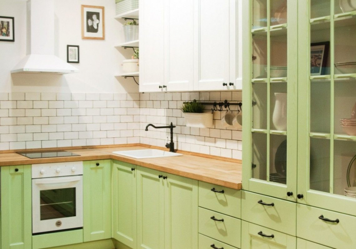 bucătărie verde cu mânere negre