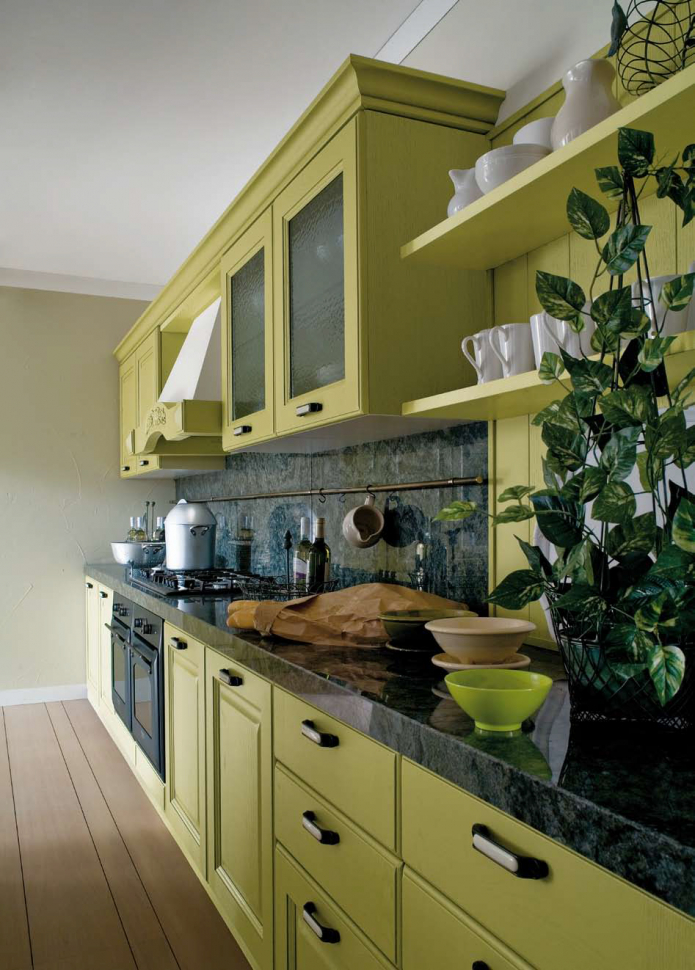 bàn bếp màu đen trong nhà bếp màu xanh lá cây