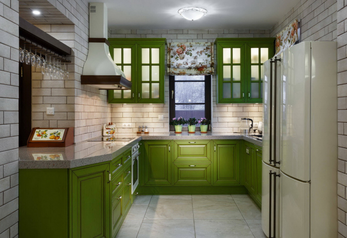 romaniškos žaliuzės virtuvei