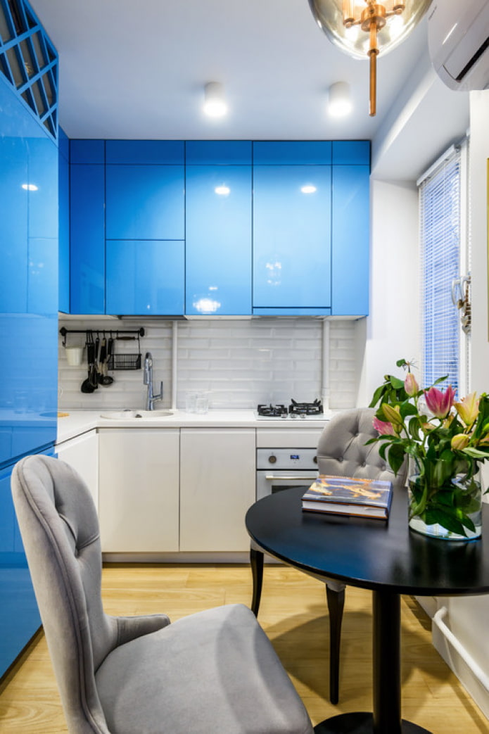 sininen kiiltävä keittiö