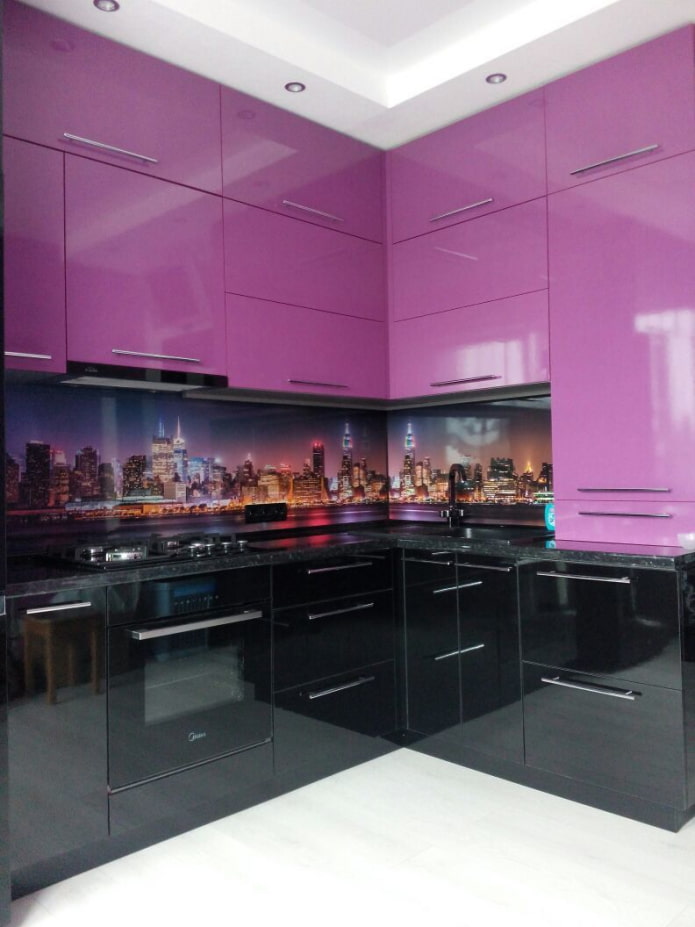 čierna a fialová lesklá kuchyňa