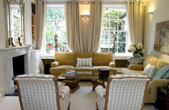 obývací pokoj v domě se dvěma okny