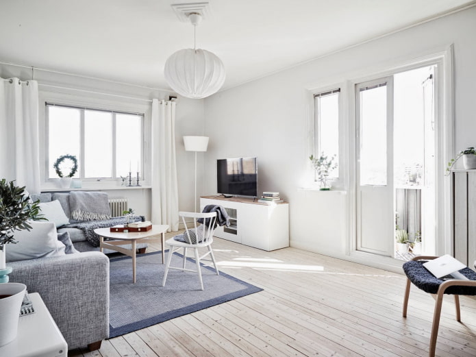 okna v obývacím pokoji ve skandinávském stylu