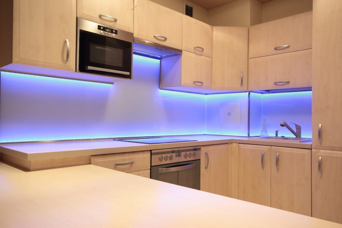 modré osvetlenie v kuchyni