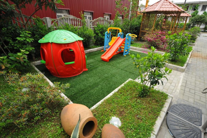 Dětské hřiště ve dvoře