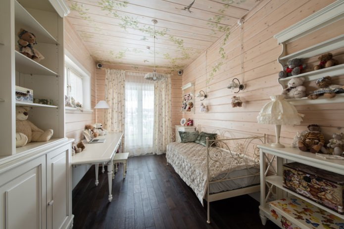 Dřevěná dekorace v dětském pokoji ve stylu Provence