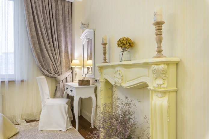 záclony s drapáky v interiéru ve stylu Provence