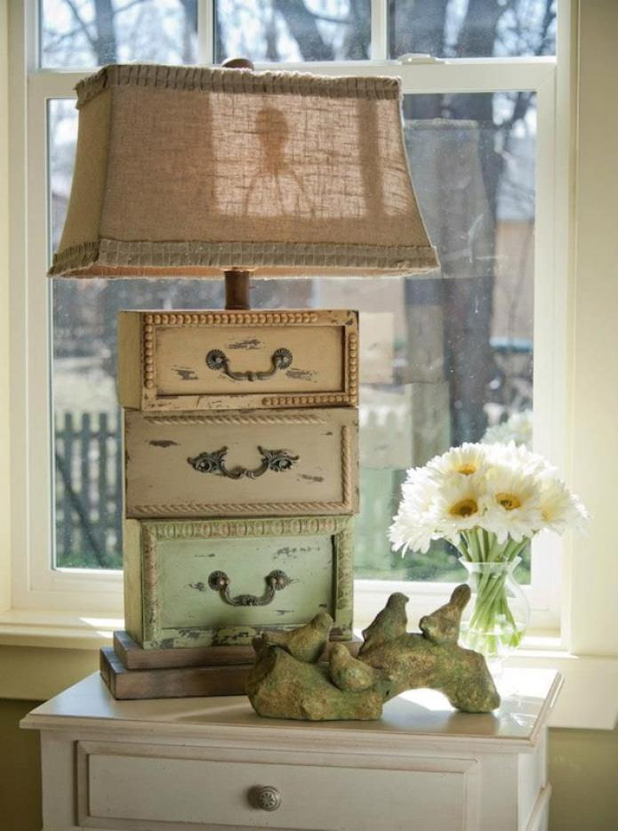 originálna stolná lampa so starožitnými zásuvkami