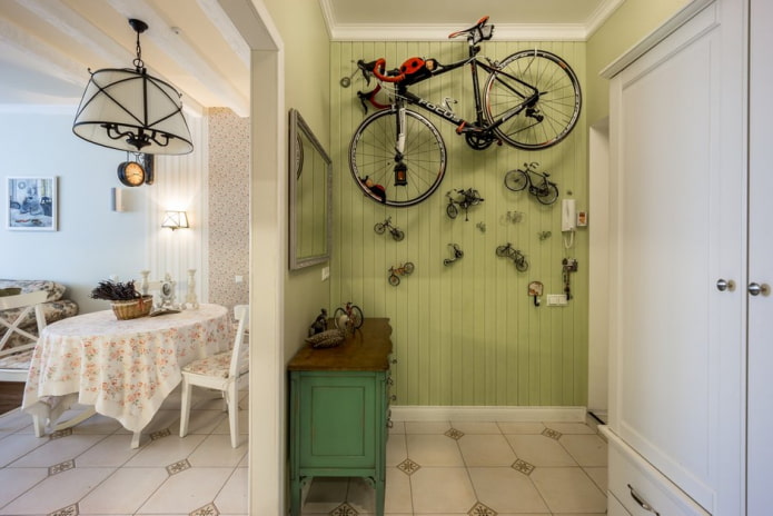 rower na ścianie