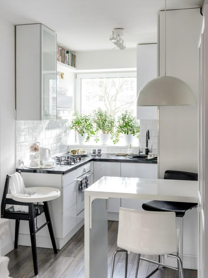 hvidt køkken med sort bordplade