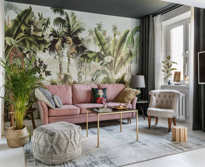 lyserød sofa i stuen