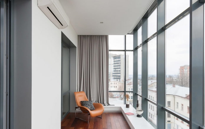 просторен балкон с панорамни прозорци