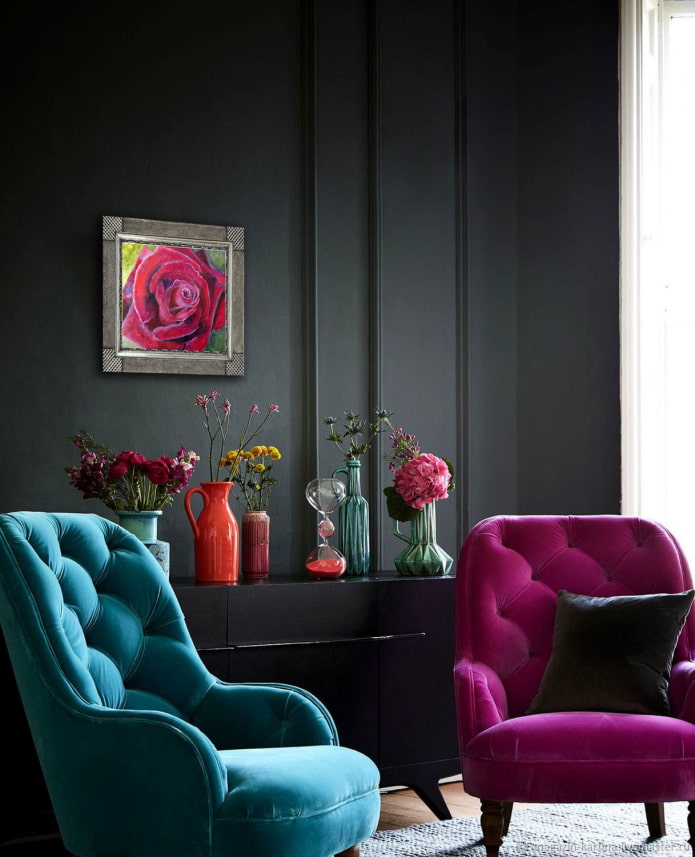 gekleurde fauteuils in een donkere woonkamer