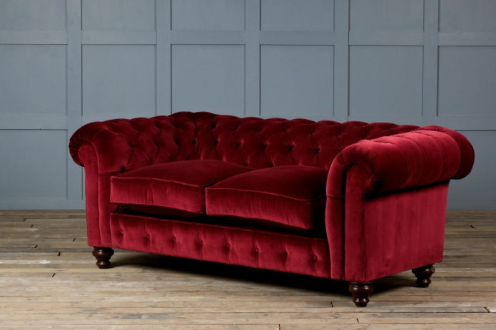 raudono aksomo sofa