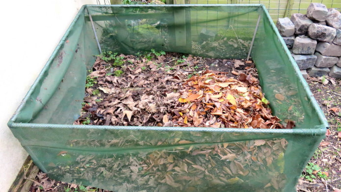 Výroba kompostu z listov