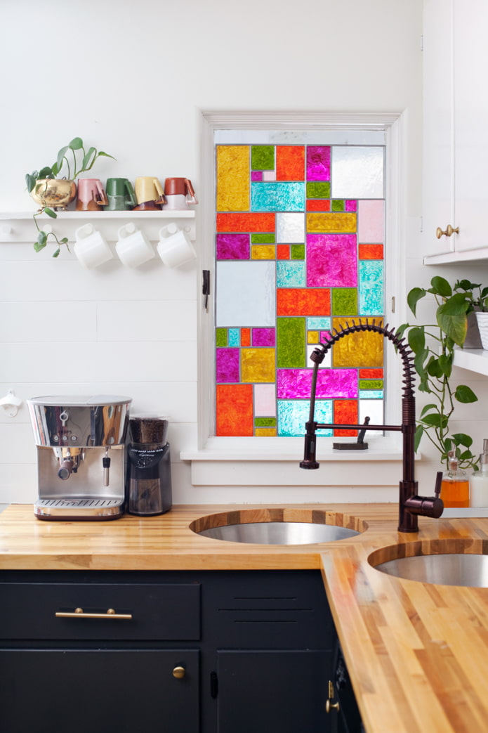 falešné okno s barevným sklem v kuchyni