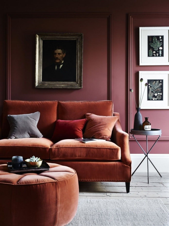 dinding burgundy dengan sofa oren