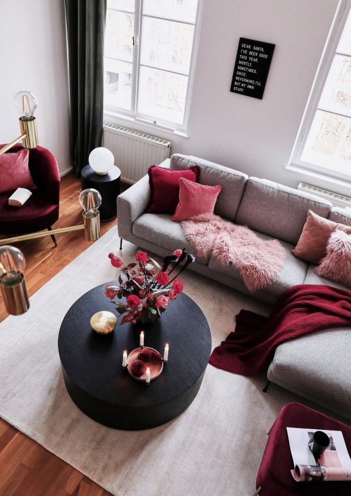 ruang tamu dengan aksen burgundy