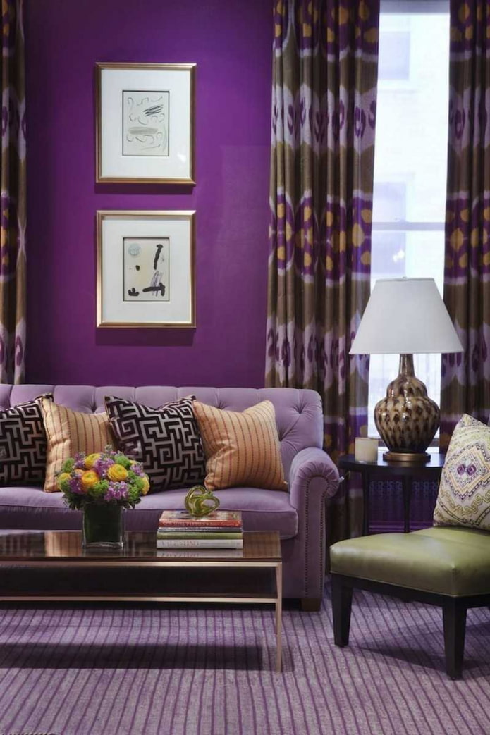 fialová obývacia izba