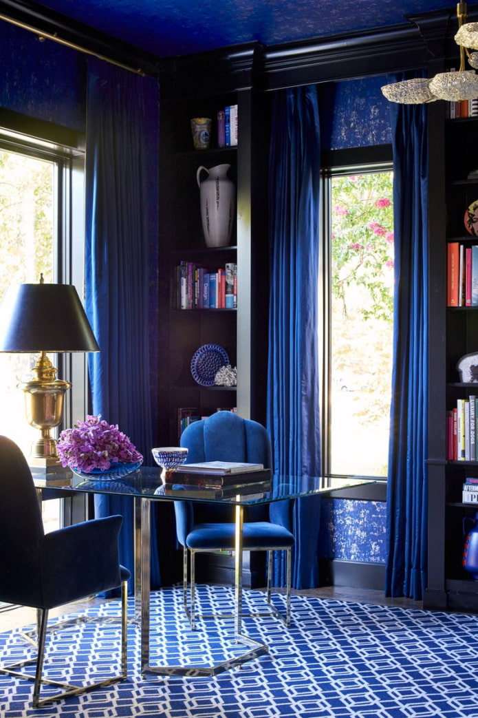blå gardiner i interiøret