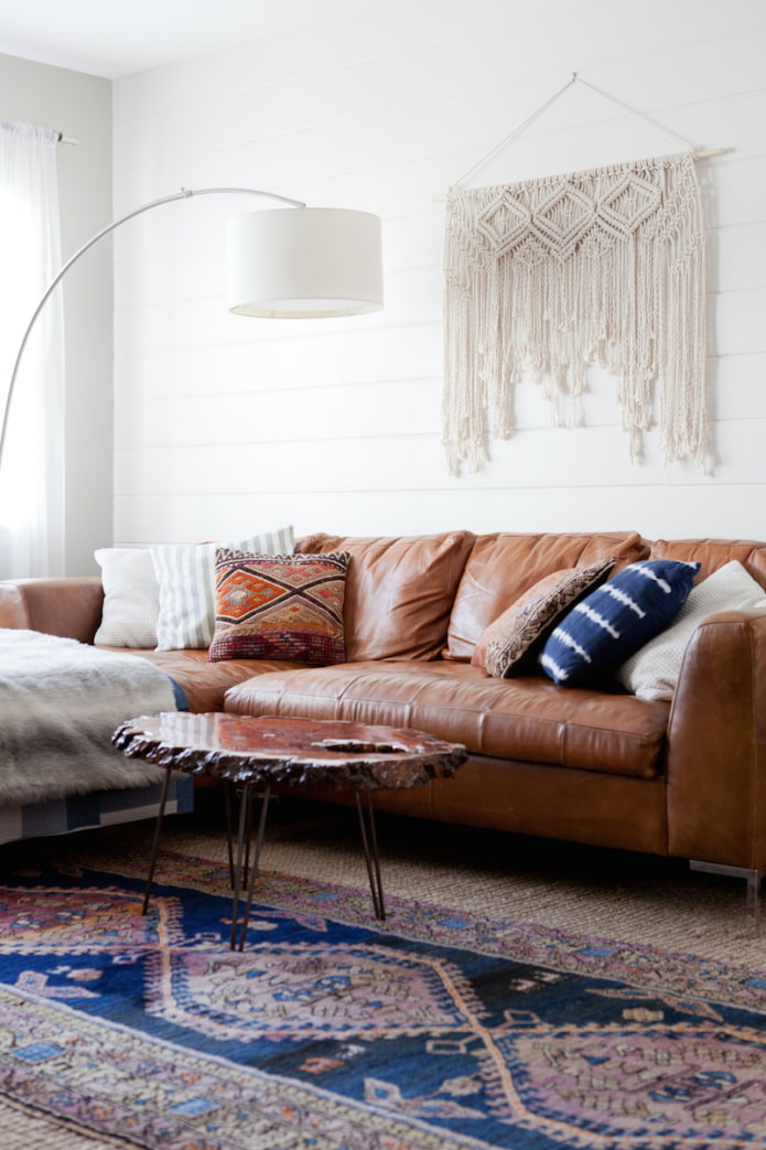 brun sofa i stuen
