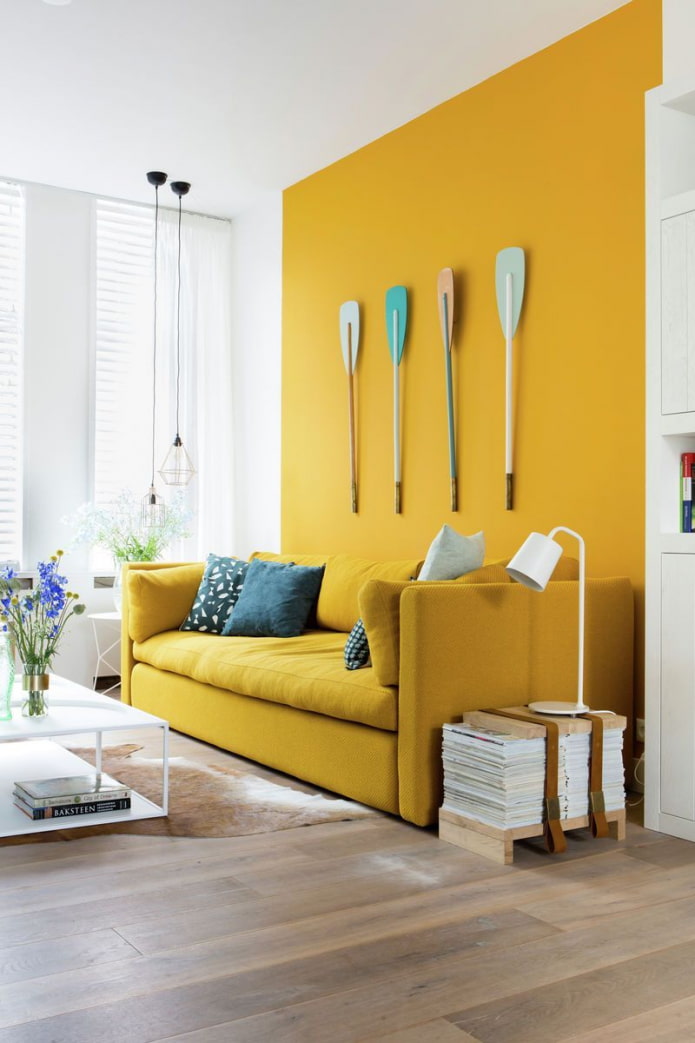 žlutá stěna v obývacím pokoji